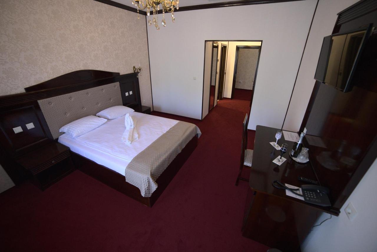 Hotel Onix Roman Exterior photo